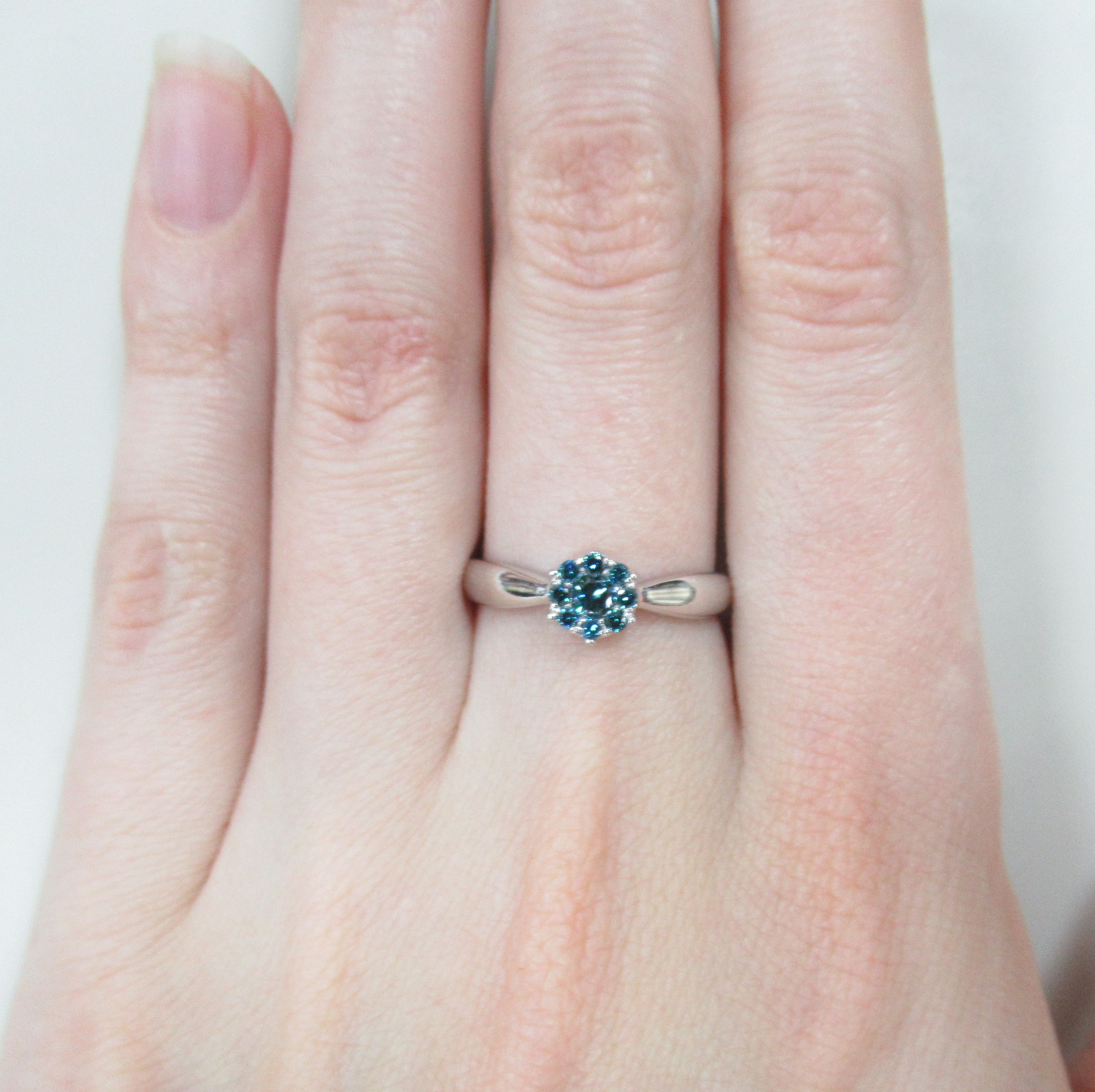 Кольцо из белого золота с голубыми бриллиантами